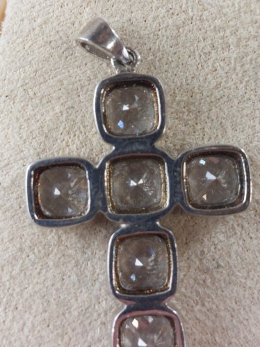 Beau pendentif, croix religieuse strass, en métal argenté