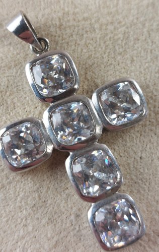 Beau pendentif, croix religieuse strass, en métal argenté