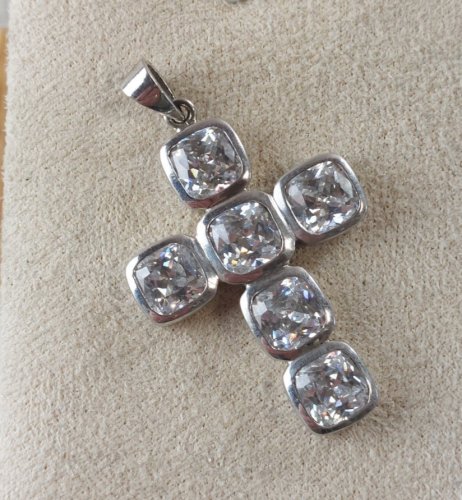 Beau pendentif, croix religieuse strass, en métal argenté