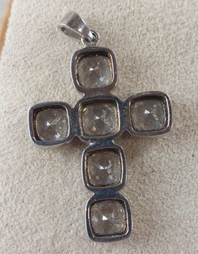 Beau pendentif, croix religieuse strass, en métal argenté