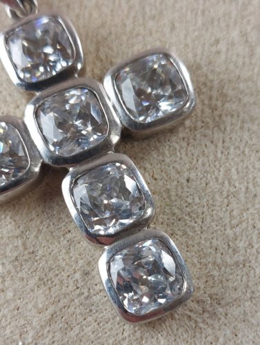 Beau pendentif, croix religieuse strass, en métal argenté