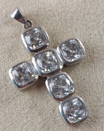 Beau pendentif, croix religieuse strass, en métal argenté