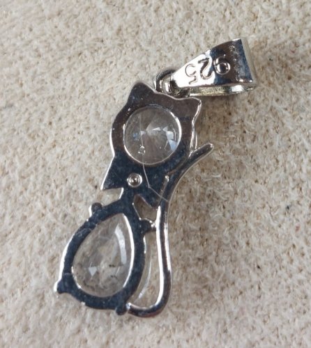 Beau pendentif, forme chat, décor strass, en argent massif