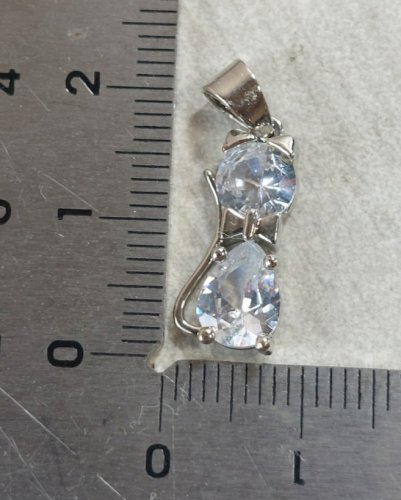 Beau pendentif, forme chat, décor strass, en argent massif