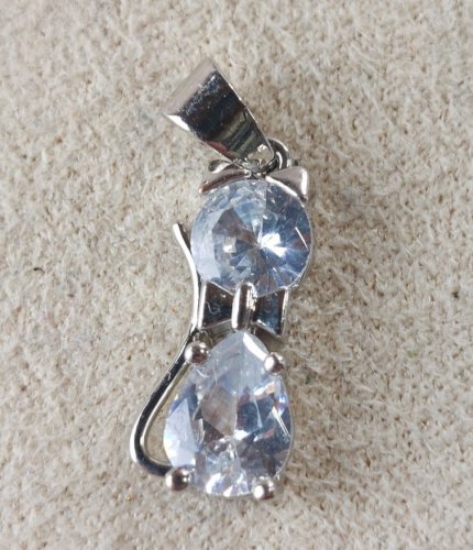 Beau pendentif, forme chat, décor strass, en argent massif