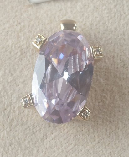 Beau pendentif strass mauve, en métal doré