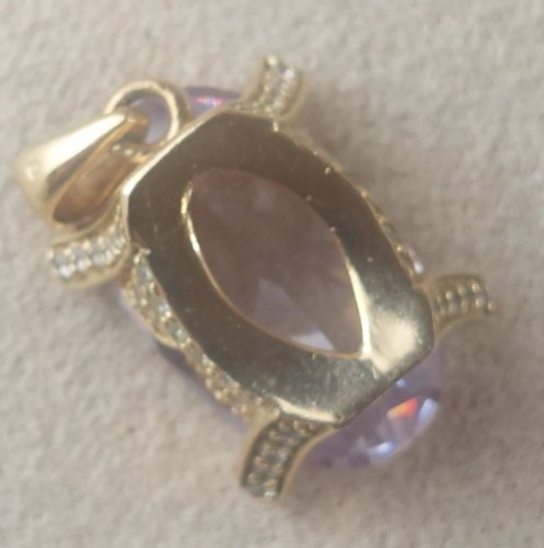 Beau pendentif strass mauve, en métal doré
