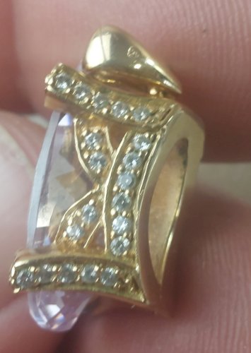 Beau pendentif strass mauve, en métal doré