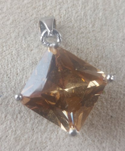 Beau pendentif strass orange, en métal argenté