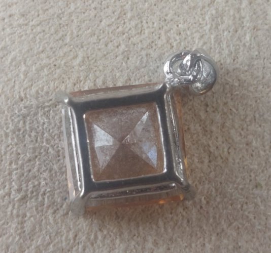 Beau pendentif strass orange, en métal argenté