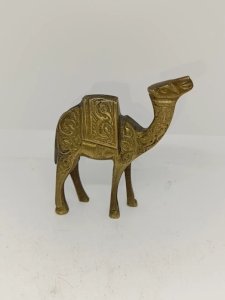 beau petit chameau en laiton dorgine africain en bon etat