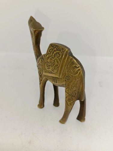 beau petit chameau en laiton dorgine africain en bon etat