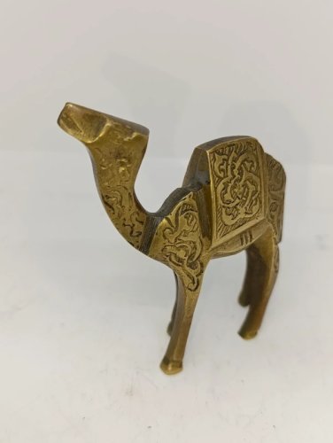 beau petit chameau en laiton dorgine africain en bon etat