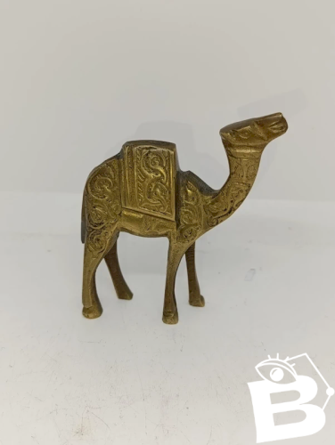 beau petit chameau en laiton dorgine africain en bon etat