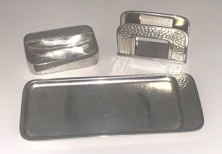 Beau petit set de bureau art déco moderniste en métal embouti