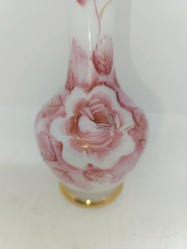 beau petit vase ancien en opaline à decor floral en bon etat
