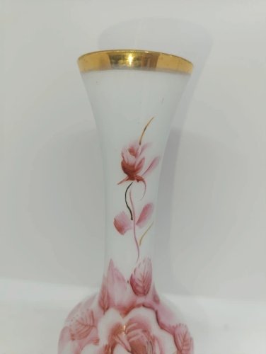 beau petit vase ancien en opaline à decor floral en bon etat