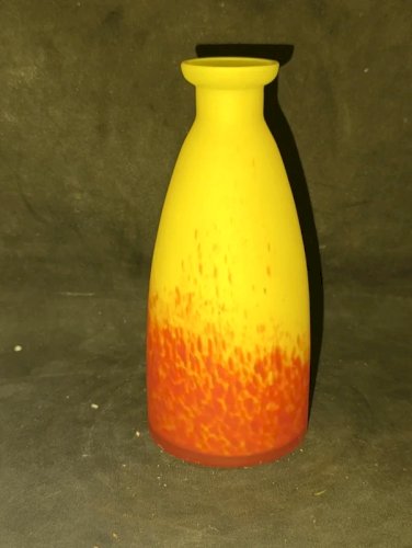 beau petit vase en verre marmoreen typique muller freres en bon etat