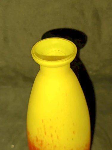 beau petit vase en verre marmoreen typique muller freres en bon etat