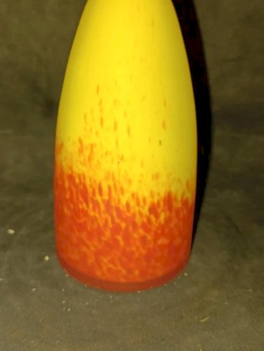 beau petit vase en verre marmoreen typique muller freres en bon etat