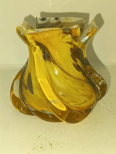 beau petit vase en verre multicouche à forme  mouvementé origine à determiné en bon etat