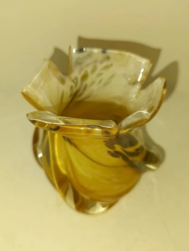 beau petit vase en verre multicouche à forme  mouvementé origine à determiné en bon etat