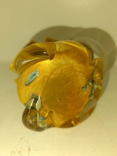 beau petit vase en verre multicouche à forme  mouvementé origine à determiné en bon etat