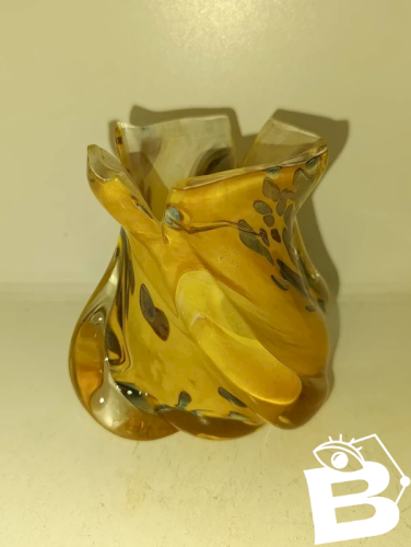 beau petit vase en verre multicouche à forme  mouvementé origine à determiné en bon etat