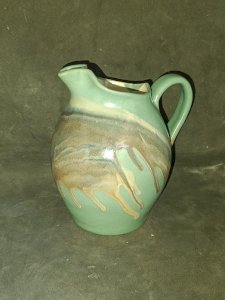 beau pichet bleu avec coulure style thomas buxo en bon etat