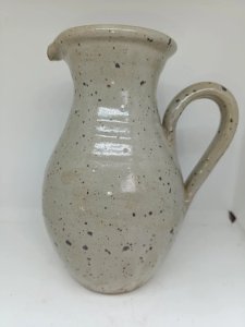beau pichet en gres pyrite signé sur le cote en bon etat