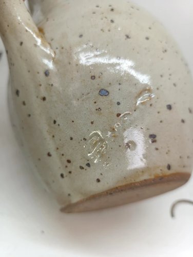 beau pichet en gres pyrite signé sur le cote en bon etat