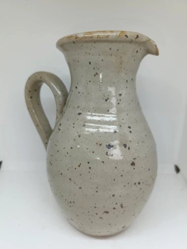 beau pichet en gres pyrite signé sur le cote en bon etat