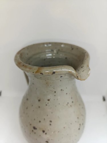 beau pichet en gres pyrite signé sur le cote en bon etat