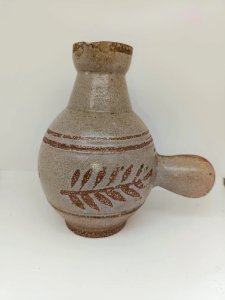 beau pichet signe Joel baudouin à durtal à decor floral en bon etat