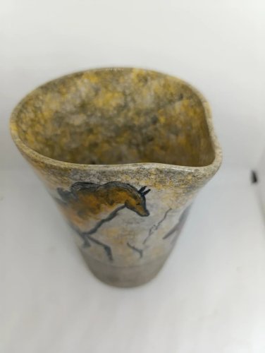 beau pichet / vase fait main signé decor style lascaux en bon etat