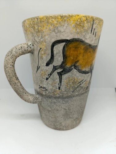 beau pichet / vase fait main signé decor style lascaux en bon etat