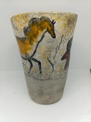 beau pichet / vase fait main signé decor style lascaux en bon etat