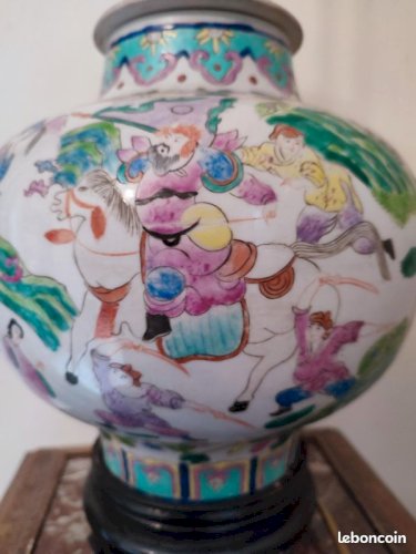 Beau pied de lampe chinois à decor de scene de vie debut 20 eme en bon etat(made in chiner )