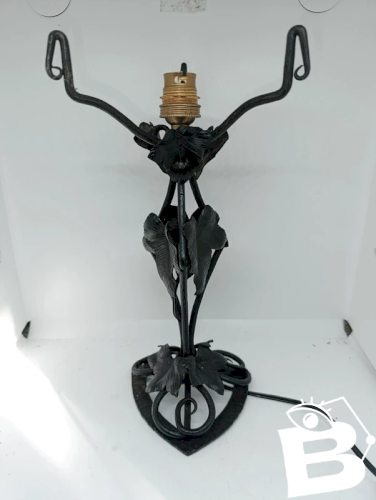 beau pied de lampe en fer forgé à decor floral en bon etat