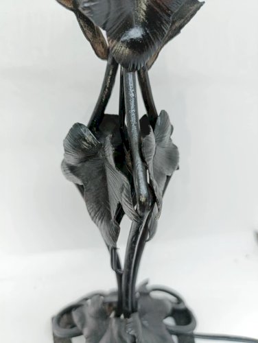 beau pied de lampe en fer forgé à decor floral en bon etat