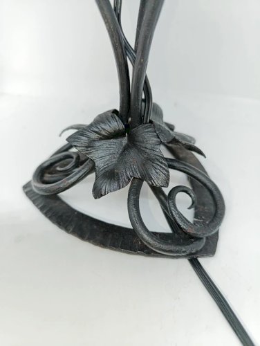 beau pied de lampe en fer forgé à decor floral en bon etat
