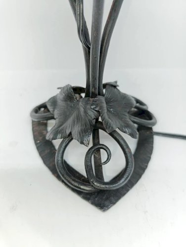 beau pied de lampe en fer forgé à decor floral en bon etat