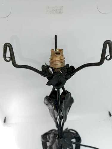 beau pied de lampe en fer forgé à decor floral en bon etat