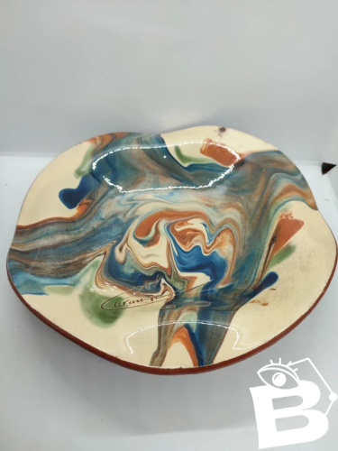 Beau plat de forme ondulé signé Ceramp en bon etat