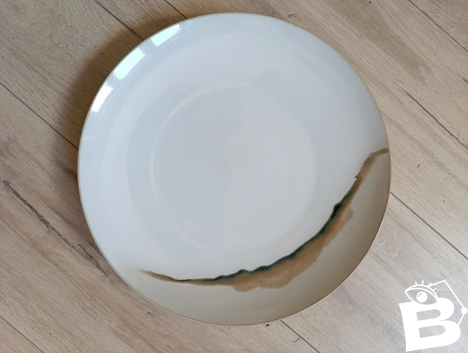 beau plat en porcelaine signé jaune de chrome en bon etat