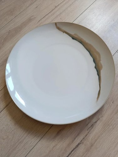 beau plat en porcelaine signé jaune de chrome en bon etat