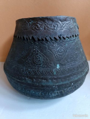 Beau pot ancien en cuivre ? A decor floral grave en bon etat (made in chiner)