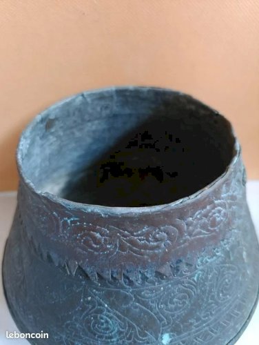 Beau pot ancien en cuivre ? A decor floral grave en bon etat