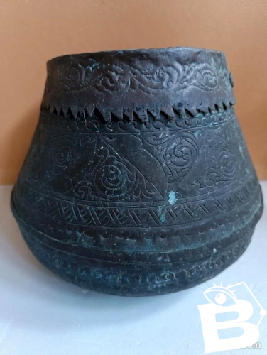 Beau pot ancien en cuivre ? A decor floral grave en bon etat