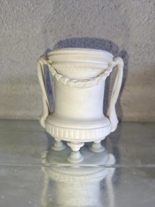 beautiful porcelain pot from Saxony? Meissen style in good condition